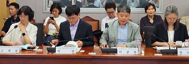 ▲25일 토론회에 참석한 토론자들. 왼쪽부터 고재경 경기연구원 초빙선임연구위원, 박찬 서울시립대 교수, 이상복 이투뉴스 선임기자, 양한나 기후에너지환경부 정책기획관.