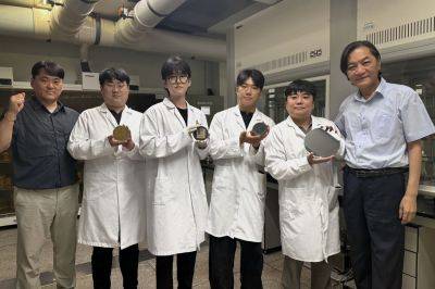 (왼쪽부터)한국생산기술연구원 박철영 박사, 조선대학교 김영헌 박사과정 수료생, 김성진 박사 과정생, 이승교 박사 과정생, 고경국 박사 후 연구원, 손홍래 교수. 조선대학교 반도체화학과 제공