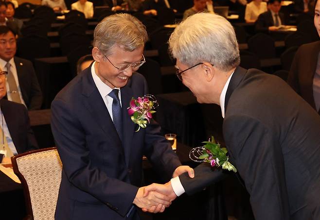 24일 오전 서울 중구 더그랜드롯데 서울에서 열린 ‘제34회 법의 지배를 위한 변호사대회’에서 조희대 대법원장(왼쪽)이 김상환 헌법재판소장과 악수하고 있다. 이날 조 대법원장은 축사에서 “국가권력의 자의적 행사를 통제하고 국민의 자유와 권리를 보호하는 ‘법의 지배’라는 가치는 더욱 소중하다”고 밝혔다. 뉴시스