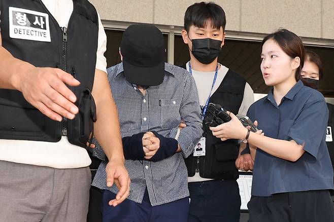 장미란 씨 등 실종 사건 2건을 허위종결한 혐의를 받는 제주서부경찰서 소속 부 모 경장이 25일 제주지방법원에서 구속 전 피의자 심문(영장실질심사)을 마친 뒤 이동하고 있다. 2026.8.25 ⓒ 뉴스1
