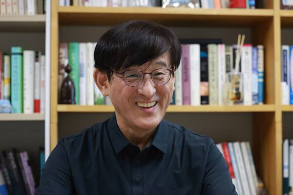 “근본적인 후회는 아니지만 제가 좀 순진했다는 생각을 하기도 합니다. 그때는 내가 옳으면 어쨌거나 옳은 방식대로 결론이 날 거라고 착각한 거죠. 세상이 그리 만만치 않은데요.” 권 교수가 20여년 전 문학권력 논쟁을 회고하며 한 말이다. 문학평론가로서 가장 보람을 느낄 때는 그가 애정을 가지고 비평을 한 작가가 자신의 글을 아끼고 좋아했을 때라고 했다. 김혜윤 기자