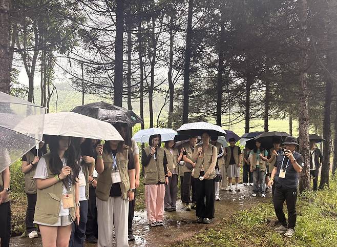 국가보훈부의 2026 국외보훈사적지 답사 프로그램에 참여한 고등학생 45명이 배달학교 7열사묘를 바라보며 묵념을 하고 있다. 다롄·옌지=구현모 기자