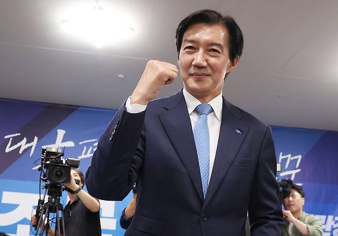 조국 조국혁신당 경기 평택시을 국회의원 후보가 3일 오후 경기 평택시 안중읍에 위치한 선거사무소에서 지지자들에게 인사하고 있다. 뉴스1