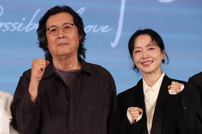 이창동 감독과 배우 전도연이 25일 서울 마포구 호텔 나루 서울 엠갤러리에서 열린 넷플릭스 영화 <가능한 사랑> 제작발표회에서 포즈를 취하고 있다. 연합뉴스