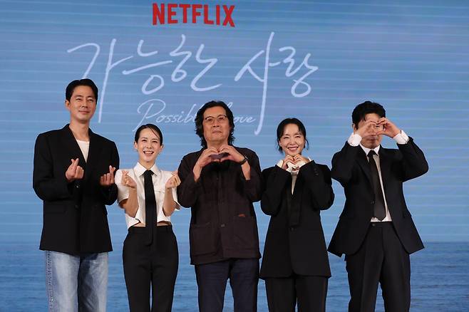 배우 조인성, 조여정, 이창동 감독, 전도연, 설경구(왼쪽부터)가 25일 서울 마포구 호텔 나루 서울에서 열린 영화 <가능한 사랑> 제작발표회에서 포즈를 취하고 있다. 연합뉴스