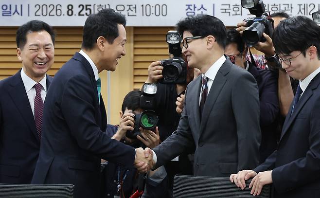 오세훈 서울시장과 한동훈 의원이 25일 서울 여의도 국회 의원회관에서 "미국의 대전략과 한국의 선택"이란 주제로 열린 제10차 대한민국 미래혁신포럼 세미나에서 인사하고 있다.