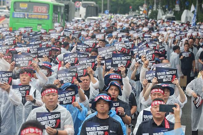현대자동차 노동조합이 전면 파업을 벌인 지난 21일 서울 서초구 현대차 본사 앞에서 전국금속노조 자동차업종 조합원들과 공동파업대회를 열고 있다. 연합뉴스