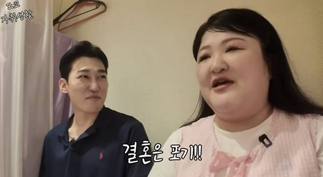 일본 점집에서 결혼운을 확인한 뒤 “결혼은 포기”라고 선언한 코미디언 이국주. 유튜브 채널 ‘이국주’ 캡처