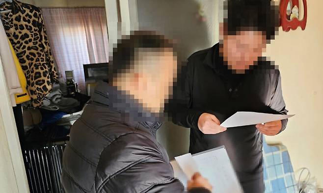 국제 불법 도박 누리집을 운영한 피의자를 상대로 체포영장을 집행하고 있는 경찰. 충북경찰청 제공