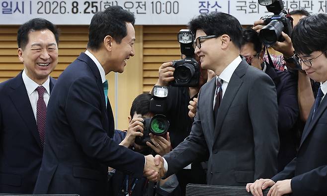 “반갑습니다” 오세훈 서울시장(왼쪽 두 번째)과 국민의힘 한동훈 의원(〃세 번째)이 25일 국회 의원회관에서 열린 제10차 대한민국 미래혁신포럼 세미나에서 손을 맞잡고 인사하고 있다. 허정호 선임기자