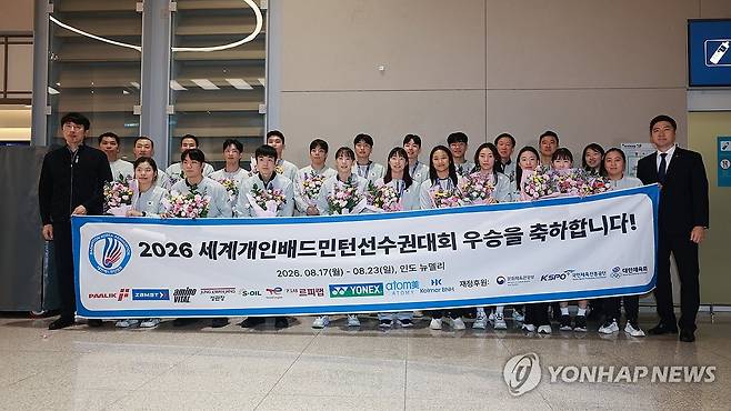 성공적인 세계선수권대회 마치고 귀국하는 배드민턴 대표팀 (영종도=연합뉴스) 서대연 기자 = 2026 세계배드민턴연맹(BWF) 세계선수권대회를 마친 우리나라 배드민턴 대표팀 선수들이 25일 인천국제공항 제2여객터미널을 통해 귀국해 기념사진을 찍고 있다.
대표팀은 이번 세계선수권대회에서 여자 단식 금메달(안세영), 여자 복식 금메달(이소희-백하나 조), 남자 복식 동메달(서승재-김원호 조)을 수확했다. 2026.8.25 dwise@yna.co.kr