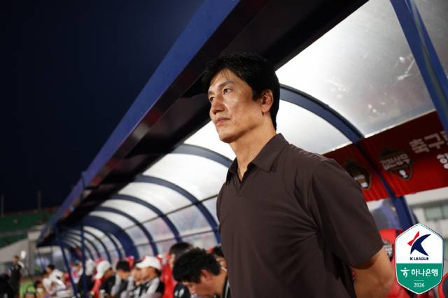 전북현대 정정용 감독이 경기를 지켜보고 있다. /한국프로축구연맹 제공