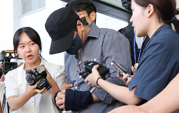 실종사건을 허위 종결한 혐의(직무유기, 공전자기록 위작 및 행사, 위계공무집행방해)를 받는 부 모 경장이 25일 제주지방법원에서 구속 전 피의자 심문(영장실질심사)을 마치고 나오고 있다. 연합뉴스