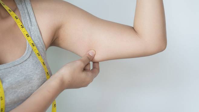 팔뚝살은 체중이 줄어도 좀처럼 빼기 어렵다. 사진=게티이미지뱅크