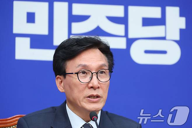 김민석 더불어민주당 대표가 25일 서울 여의도 국회에서 민주당 혁신특별기구 '메가 텐' 인선 관련 브리핑을 하고 있다. 2026.8.25 ⓒ 뉴스1 신웅수 기자