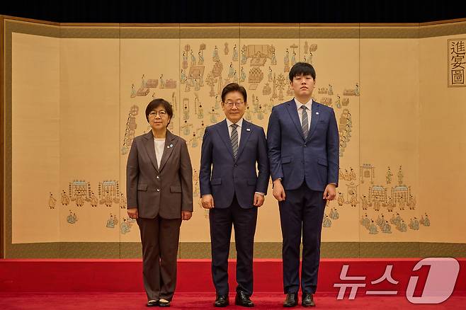 이재명 대통령이 지난해 7월 서울 용산 대통령실 청사에서 열린 임명장 및 위촉장 수여식에서 정은경 보건복지부 장관에게 임명장을 수여한 뒤 자녀와 함께 기념촬영을 하고 있다. (대통령실 제공. 재판매 및 DB 금지) ⓒ 뉴스1 허경 기자
