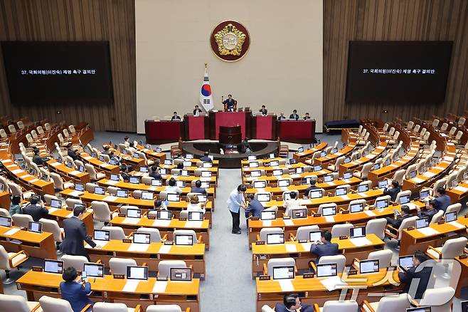 26일 서울 여의도 국회에서 열린 제438회국회(임시회) 제2차 본회의에서 이진숙 국민의힘 의원 제명 촉구 결의안이 가결되고 있다. 2026.8.26 ⓒ 뉴스1 신웅수 기자