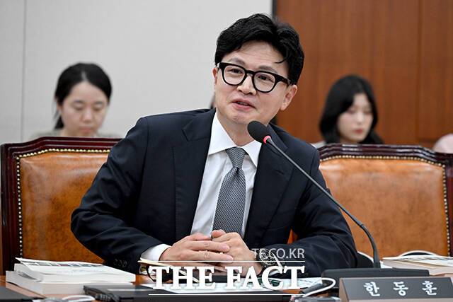 장 대표가 비당권파 징계와 당협위원장 재편으로 당 장악력을 높이는 사이, 옛 친윤계가 오세훈 서울시장, 한동훈 무소속 의원 등 다른 차기 주자들과 접점을 넓히고 있다. 사진은 한동훈 무소속 의원이 11일 오후 서울 여의도 국회에서 열린 외교통일위원회 제1차 전체회의에 참석해 인사말을 하고 있는 모습. /박상민 기자