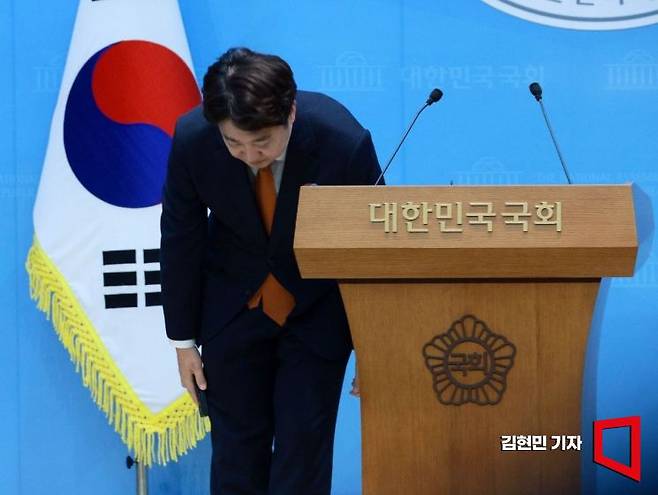이준석 개혁신당 대표가 26일 국회 소통관에서 대표직 사퇴를 발표한 뒤 인사하고 있다. 2026.8.26 김현민 기자