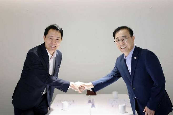용산공원 부지 청년주택 건립 등 주요 현안을 논의하기 위해 26일 서울 중구 정동 컨퍼런스하우스 달개비에서 만난 오세훈 서울시장(왼쪽)과 김윤덕 국토교통부 장관이 악수하고 있다. 서울시 제공