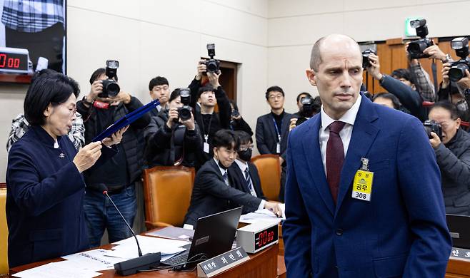 해롤드 로저스 쿠팡 대표이사가 작년 12월 30일 서울 여의도 국회에서 열린 '쿠팡 침해사고 및 개인정보 유출, 불공정 거래, 노동환경 실태 파악과 재발방지 대책 마련을 위한 연석 청문회'에 출석해 증인 선서를 마치고 돌아서고 있다. /뉴스1