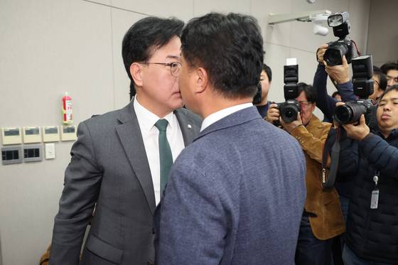 지난해 11월 당시 국민의힘 송언석 원내대표와 더불어민주당 이기헌 의원이 서울 여의도 국회에서 열린 운영위원회의 대통령비서실과 국가안보실, 대통령경호처 등에 대한 국정감사에서 여야 설전으로 정회된 직후 이른바 '배치기'를 하며 충돌하고 있다. 연합뉴스