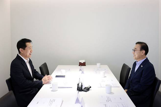 김윤덕 국토교통부 장관(오른쪽)과 오세훈 서울시장이 26일 오전 서울 중구 달개비에서 주택공급 관련 회동을 하고 있다. 사진 서울시