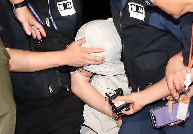 20대 중국인 유학생을 살해한 혐의를 받는 피의자 A 씨가 25일 오후 경찰에 체포돼 경산경찰서로 압송되고 있다. / 사진=뉴스1