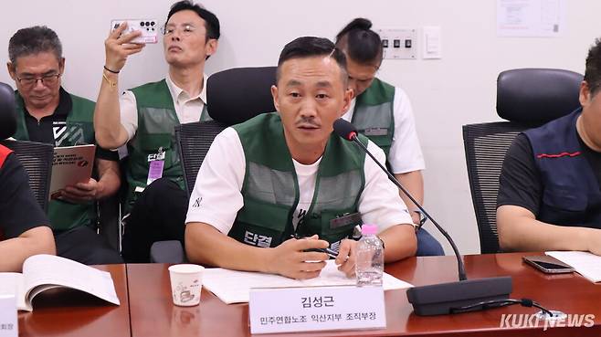 26일 서울 영등포구 국회의원회관 제7간담회실에서 열린 ‘민간위탁 노동자 실태와 원청교섭 및 직접운영 촉구를 위한 증언대회’에서 환경미화원 김성근씨가 발언하고 있다. 유정민 기자