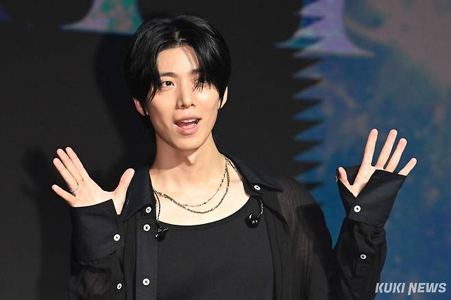 그룹 SF9 휘영이 26일 서울 마포구 큐브컨벤션센터에서 열린 정규 2집 ‘TENACITY’ 발매 프레스 쇼케이스에서 포즈를 취하고 있다.