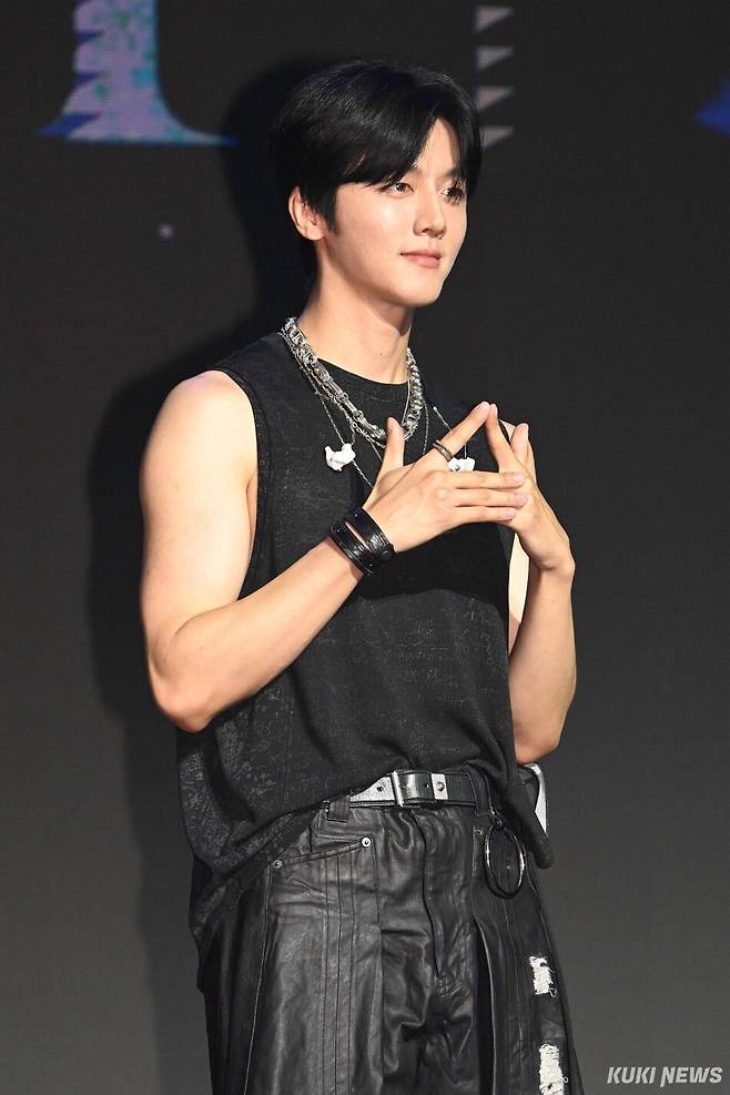 그룹 SF9 영빈이 26일 서울 마포구 큐브컨벤션센터에서 열린 정규 2집 ‘TENACITY’ 발매 프레스 쇼케이스에서 포즈를 취하고 있다.