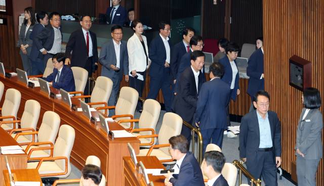 ▲26일 국회에서 열린 본회의에서 이진숙 의원에 대한 제명 촉구 결의안이 상정되자 국민의힘 의원들이 퇴장하고 있다. ⓒ연합뉴스
