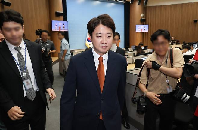 개혁신당 대표인 이준석 의원이 26일 국회 소통관에서 열린 기자회견에서 대표직 사퇴를 발표한 뒤 회견장을 떠나고 있다. ⓒ연합뉴스