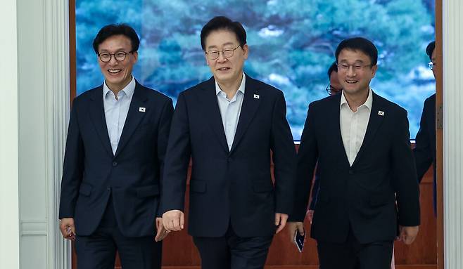 이재명 대통령이 8월25일 청와대에서 열린 더불어민주당 신임 지도부 만찬 간담회에 입장하고 있다. 왼쪽부터 김민석 민주당 대표, 이재명 대통령, 한병도 원내대표 ⓒ연합뉴스