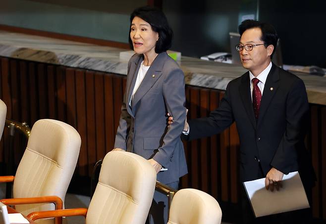 26일 국회에서 열린 본회의에서 이진숙 의원에 대한 제명 촉구 결의안이 상정, 이 의원이 무기명 투표에 앞서 퇴장하며 민주당 의원들과 설전을 벌이려 하자 윤용근 의원이 이를 제지하고 있다. ⓒ연합뉴스