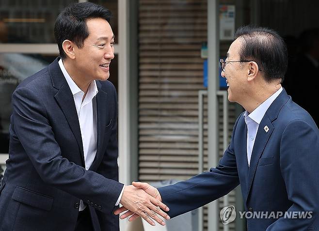 악수하는 김윤덕 국토부 장관-오세훈 서울시장 (서울=연합뉴스) 김성민 기자 = 김윤덕 국토교통부 장관(오른쪽)과 오세훈 서울시장이 26일 서울 모처의 한 식당에서 용산공원을 활용한 주택 공급 등 서울 주택 문제를 협의한 뒤 나서며 악수하고 있다. 2026.8.26 ksm7976@yna.co.kr
