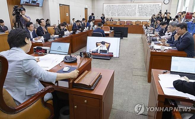 국회 법사위 소위원회 구성 관련 처리 (서울=연합뉴스) 황광모 기자 = 국회 법제사법위원회 위원장인 더불어민주당 서영교 의원이 26일 국회에서 열린 법사위 전체 회의에서 법안심사 제2소위원회 등 소위원회 구성에 대한 안건을 처리하고 있다. 2026.8.26 hkmpooh@yna.co.kr