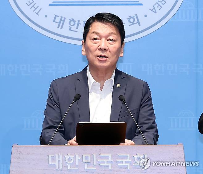 안철수 의원, "조작강화특위 쇄신은" (서울=연합뉴스) 배재만 기자 = 국민의힘 안철수 의원이 12일 국회 소통관에서 당의 조직강화특위 쇄신과 관련한 입장을 밝히고 있다. 2026.8.12 scoop@yna.co.kr