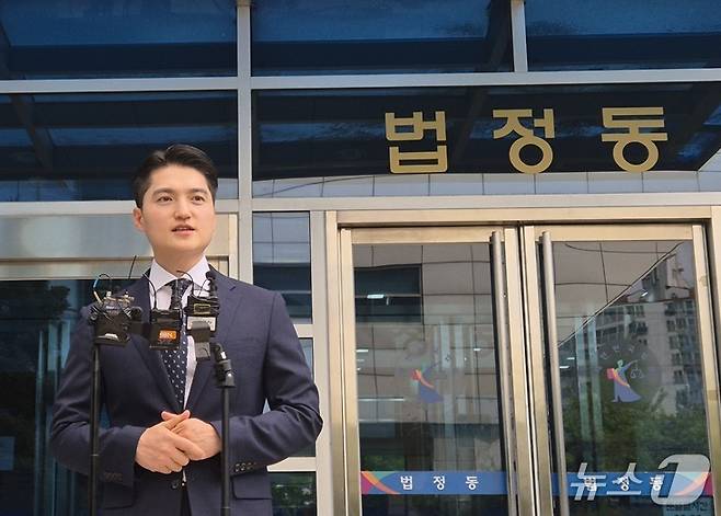 유족 측 변호인인 남언호 변호사가 김소영의 무기징역 선고 이후 입장을 밝히고 있다. 2026.8.27 ⓒ 뉴스1 한수민 수습기자
