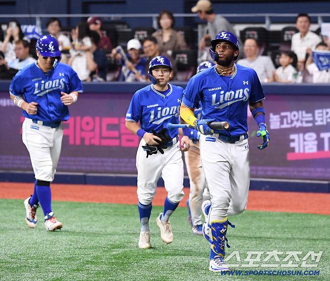 27일 서울 고척돔에서 열린 KBO리그 키움과 삼성의 경기. 6회 삼성 디아즈가 키움 원종현을 상대로 만루홈런을 날렸다. 동료들과 함께 득점한 디아즈. 고척=송정헌 기자songs@sportschosun.com/2026.08.27/
