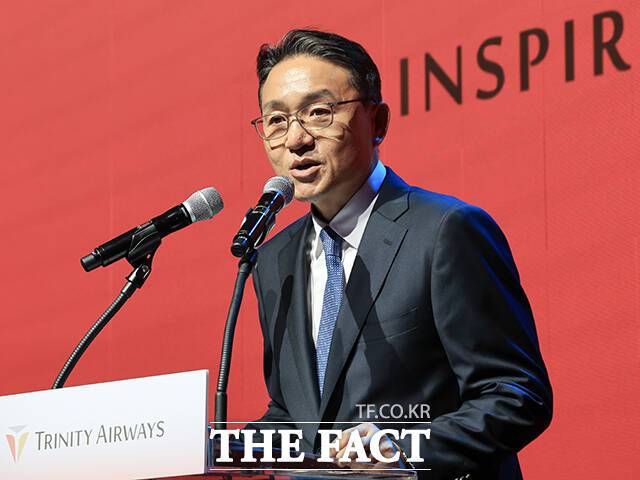 이상윤 트리니티항공 대표이사가 지난 6일 서울 강남구 소노펠리체 컨벤션에서 열린 '트리니티항공 브랜드 론칭·유니폼 런웨이 행사'에서 인사말을 하고 있다. /공항사진기자단