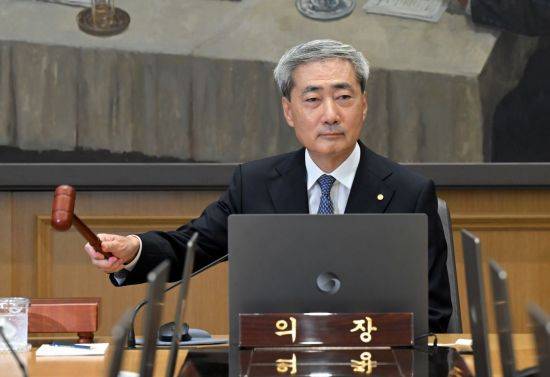 신현송 한국은행 총재가 27일 오전 서울 중구 한은에서 열린 금융통화위원회 본회의에 참석해 의사봉을 두드리고 있다. 사진공동취재단