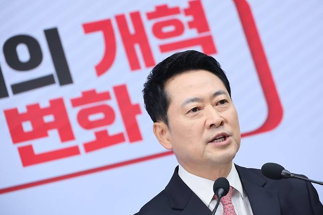 장동혁 국민의힘 대표가 26일 서울 여의도 국민의힘 당사에서 취임 1주년 기자회견을 하고 있다. /뉴스1