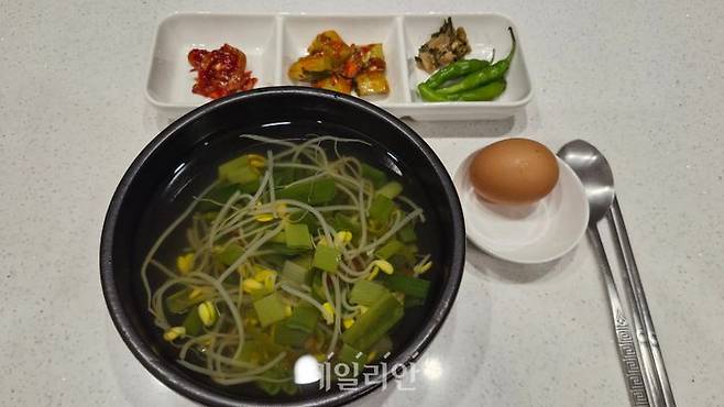 26일 점심시간. 서울 종로구의 한 콩나물 국밥집에서 밑반찬으로 김치가 아닌 오이무침이 제공됐다. 업주는 중국산 배추 발암물질 논란 당일 오이무침으로 반찬을 대체했다고 말했다. ⓒ데일리안 김찬주 기자