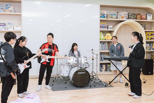 충청남도 서천군 서도초 학생들이 ‘우주공간 4호’에 마련된 악기로 합주하는 모습. 굿네이버스 제공