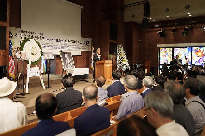 김동진 헐버트박사기념사업회장이 27일 서울 양화진외국인선교사묘원 내 100주년기념교회 선교기념관에서 추모대회사를 하고 있다. 헐버트박사기념사업회 제공
