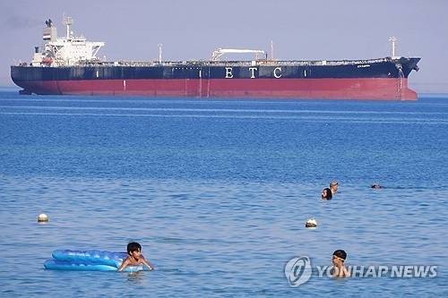 수에즈만 근처의 유조선. AP 연합뉴스 자료사진