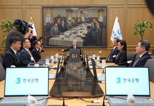 신현송 한국은행 총재가 27일 오전 서울 중구 한국은행에서 열린 금융통화위원회 회의에서 의사봉을 두드리고 있다. 뉴시스
