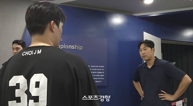 KIA 최지민이 25일 경기장을 찾은 윤석민을 만나 조언을 구하고 있다. 광주 | 김은진 기자
