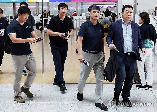 출국하는 윤장현 남동발전 신성장본부장 (영종도=연합뉴스) 한종찬 기자 = 윤장현 남동발전 신성장본부장(왼쪽 세번째)과 관계자들이 27일 인천국제공항에서 출국하고 있다. 네팔 수력발전소 건설 현장에서 대규모 홍수가 발생해 한국남동발전 직원 3명을 포함한 근로자 9명이 연락두절된 가운데 남동발전은 이날 현지 긴급대응반을 급파했다. 2026.8.27 saba@yna.co.kr